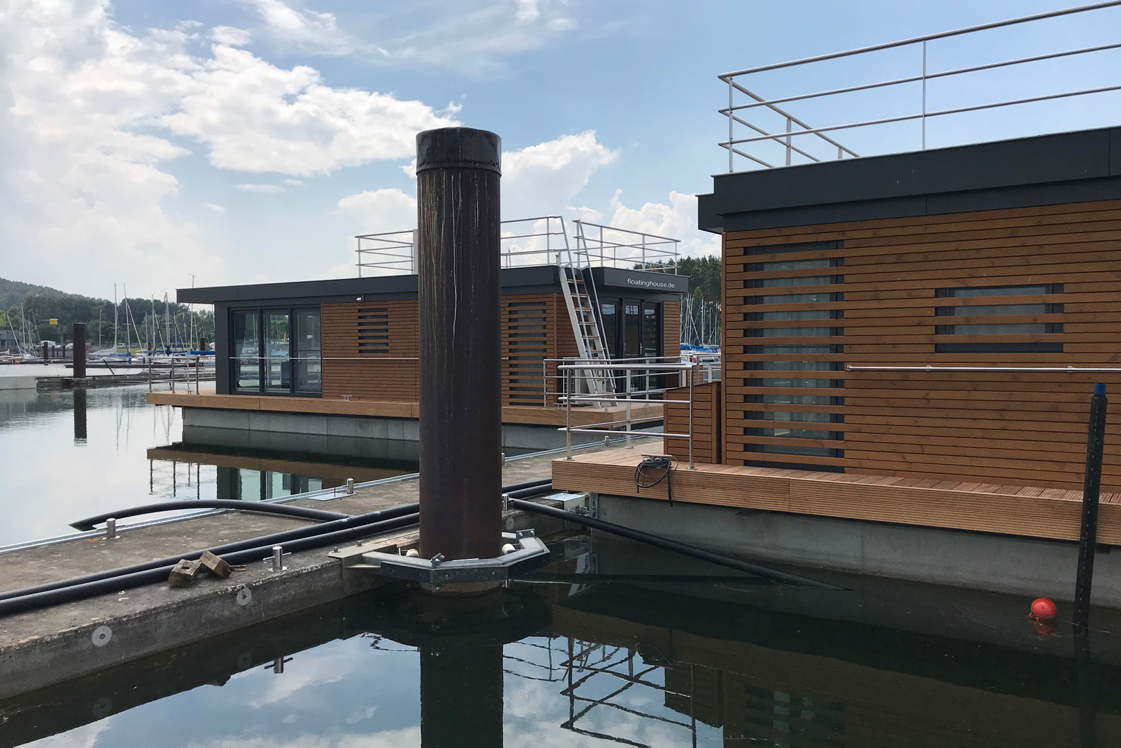 bauarbeiten floating house steganlage mit schwimmstegen aus beton